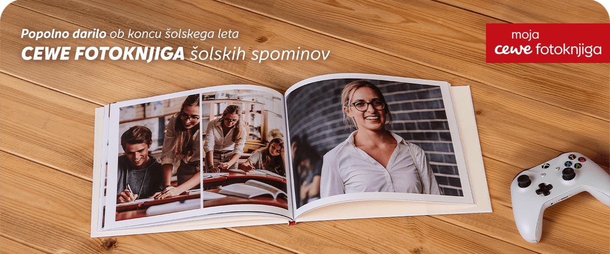 Fotoknjiga z odprtimi stranmi prikaz avtorskih fotografij in portretom osebe