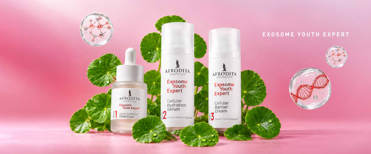 Eksosom Youth Expert serum in izdelki na rožnati podlagi z listići centelle asiatice