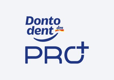 Logotip DontoDent dm PRO plus z modrim napisom in rumeno-rdečo zastavico