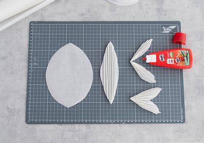 Ko ste izrezali vse dele cvetov, jih po dolžiti zgibajte v harmoniko.