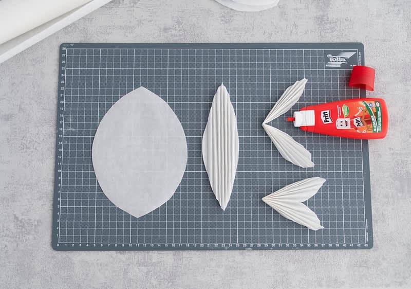 Ko ste izrezali vse dele cvetov, jih po dolžiti zgibajte v harmoniko.