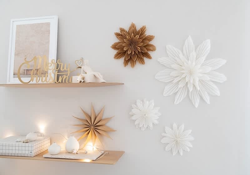 Božično zvezdo obesite na vrata, steno ali okno. 