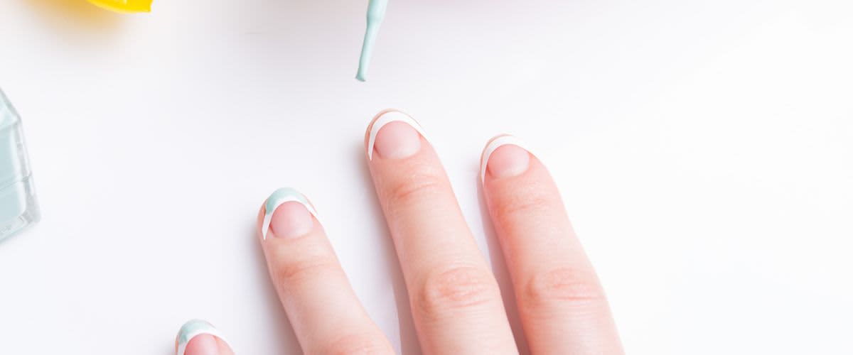 Barvna francoska manikira