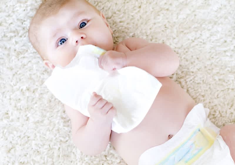 Dojenček s plenicami v roki