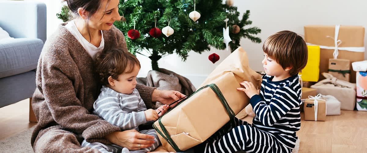 mami se igra z otrokom