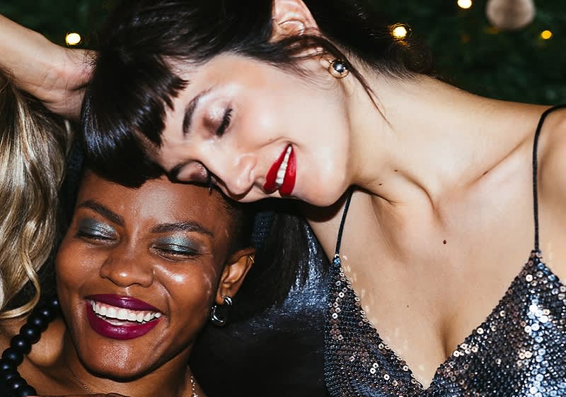 Ljudje praznujejo silvestrovo