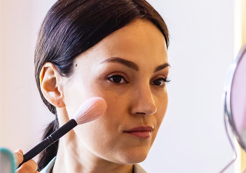 Frau trägt Highlighter auf