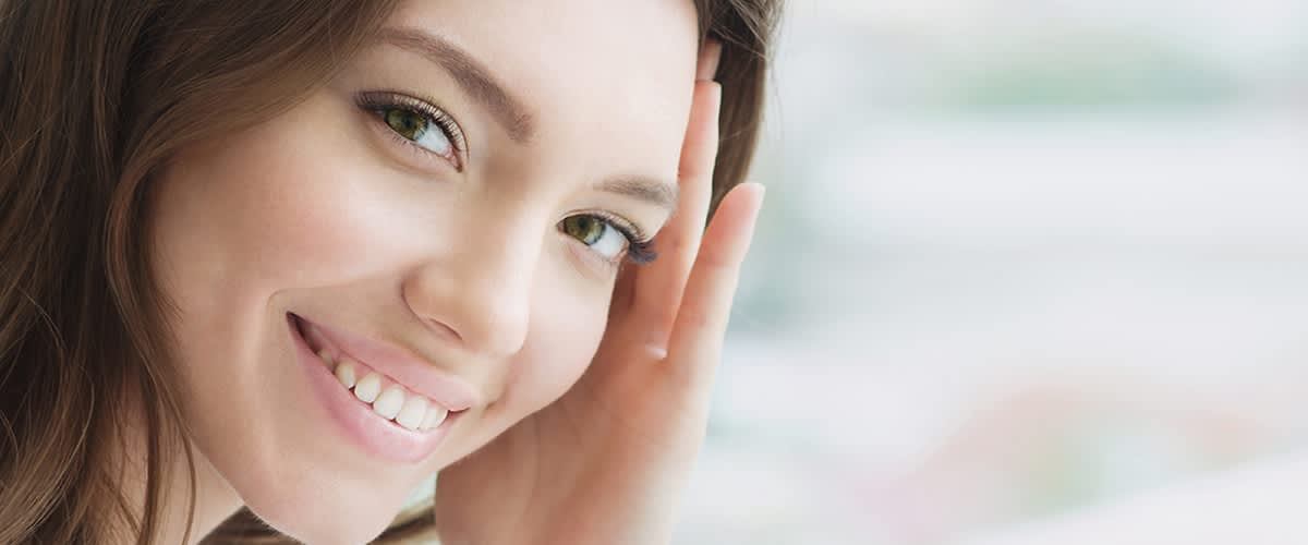 Slika mlade nasmejane ženske