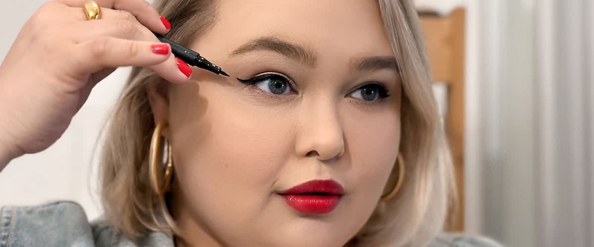 Ženska nanaša črto na veko