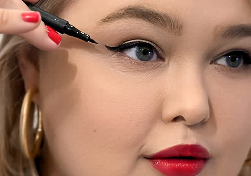 Ženska nanaša črto na veko