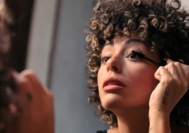 Mlada ženska nanaša maskaro