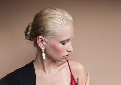 Frau mit Sleek Bun