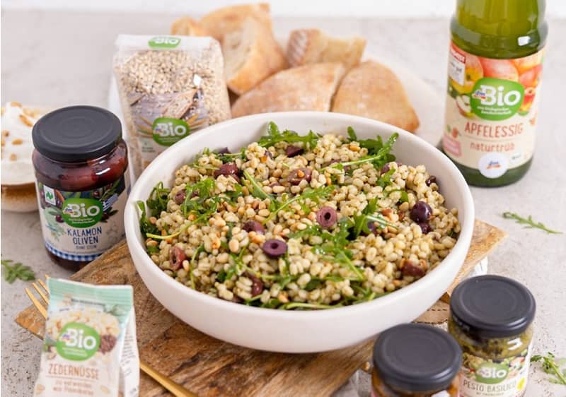 Izraelska ječmenova solata z rukolo, olivami in pestom