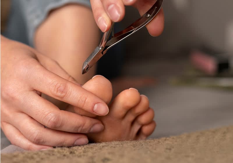 Striženje nohtov na nogah slika