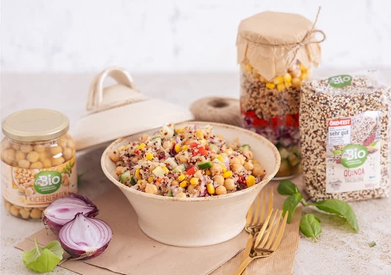 Solata iz kvinoje in čičerke v kozarcu