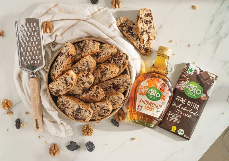 Domaći prijatelj s orasima, višnjama i čokoladom