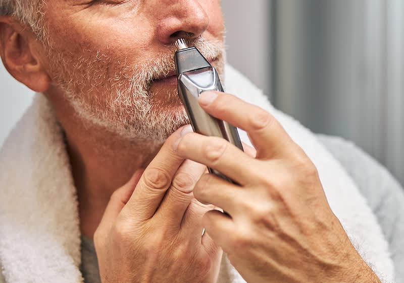 Frau rasiert sich die Beine