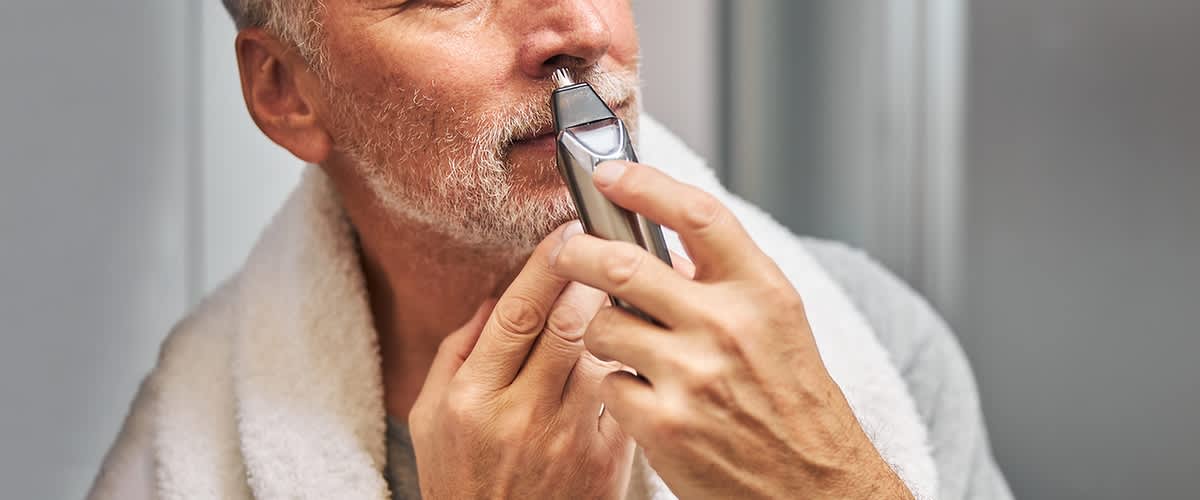 Frau rasiert sich die Beine