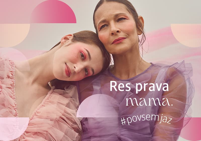 Alt-tekst: Dve osebi v rožnatih oblekah z napisom Res prava mama in #povsemjaz.