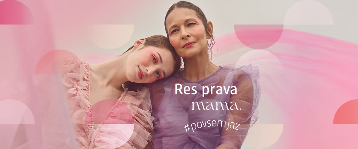 Alt-tekst: Dve osebi v rožnatih oblekah z napisom Res prava mama in #povsemjaz.