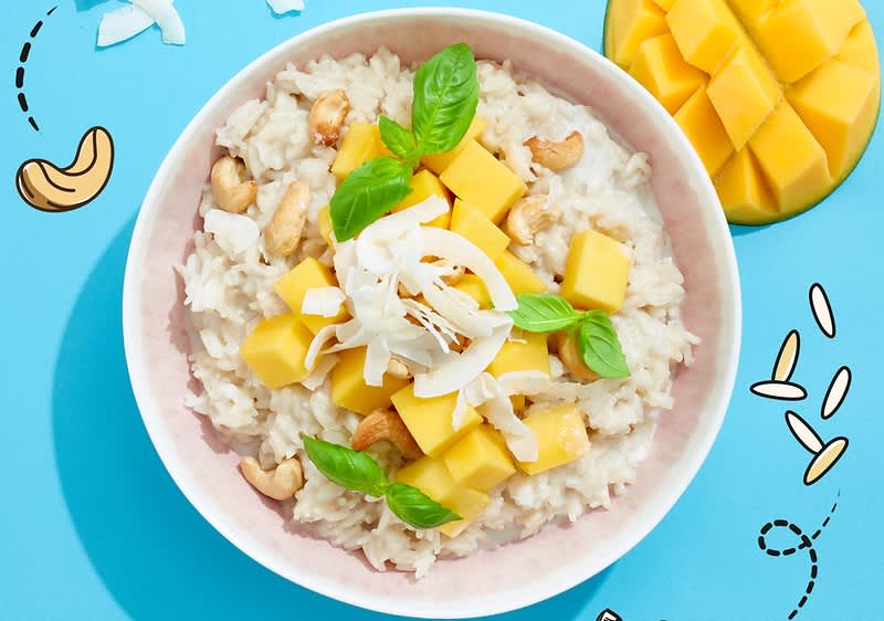 Veganska skleda s kokosom, indijskimi oreščki in mangom   