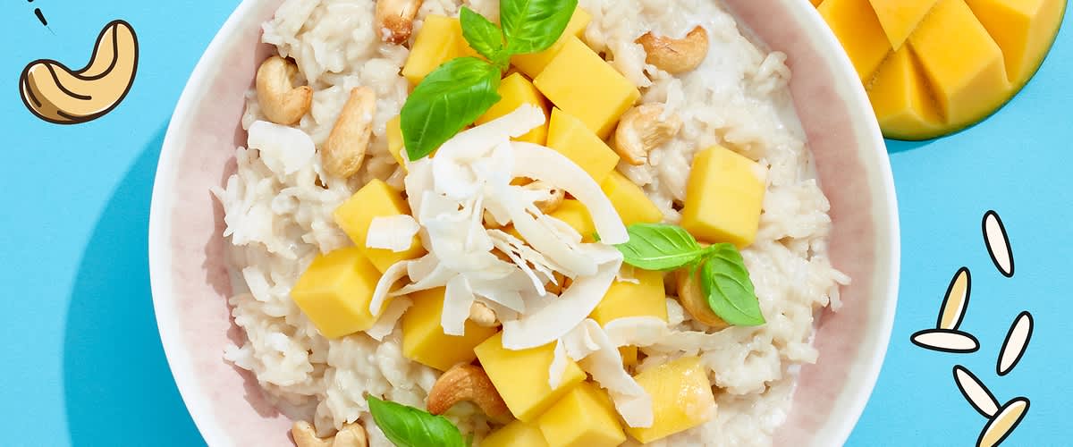Veganska skleda s kokosom, indijskimi oreščki in mangom