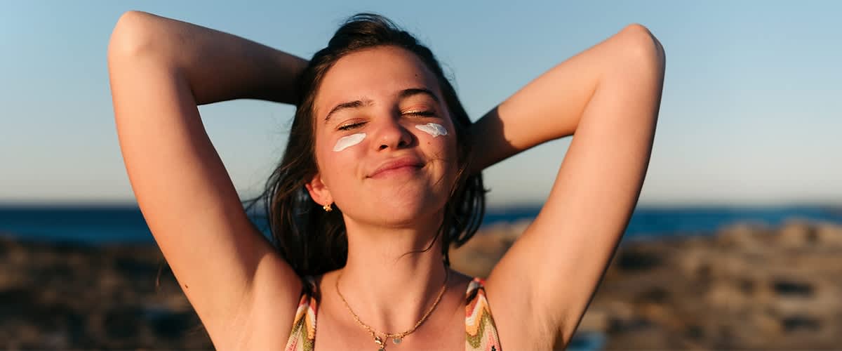 Ženska s kremo na obrazu
