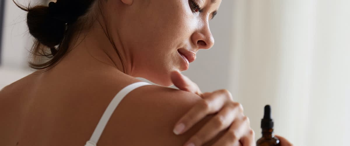 Ženska ki neguje kožo