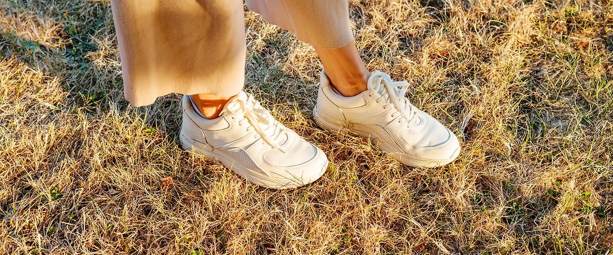 Čiščenje bele športne obutve