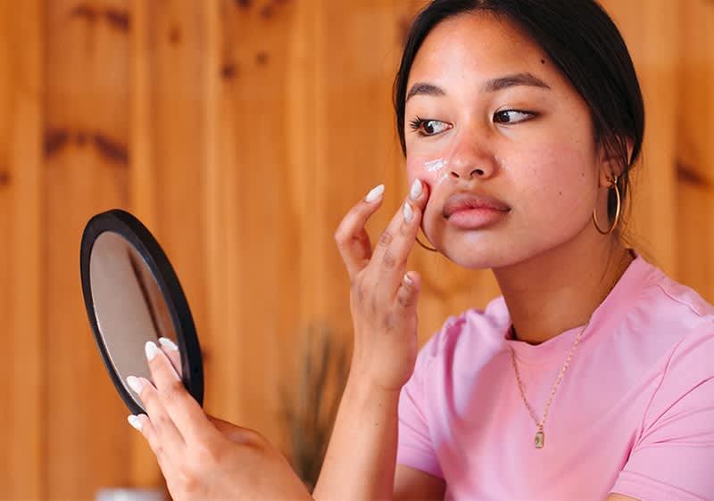 Ženska neguje obraz