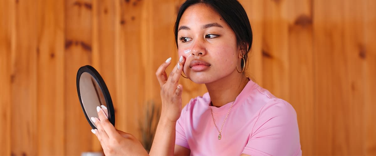 Ženska neguje obraz