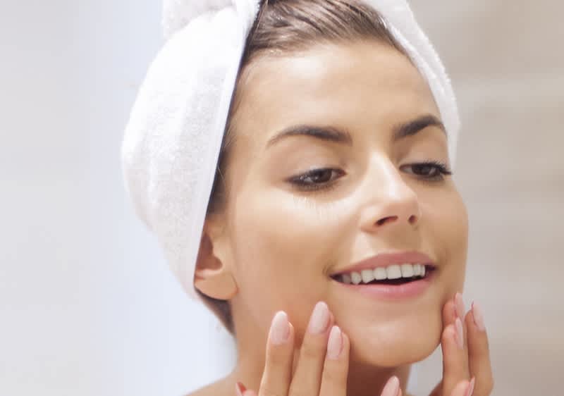 Mlada ženska med nego obraza