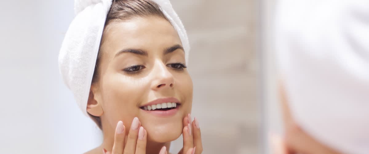 Mlada ženska med nego obraza