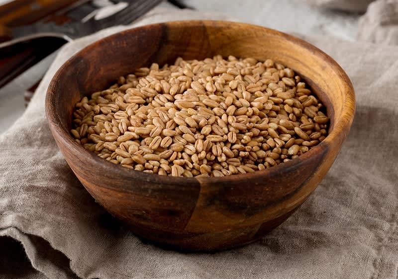 Slika pšenice v leseni posodi