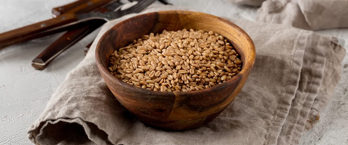 Slika pšenice v leseni posodi