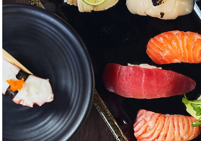 Različni suši na črnem krožniku.