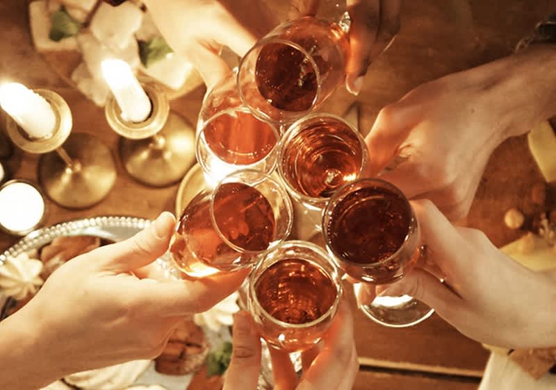 Nazdravljanje s kozarci vina ob svečah
