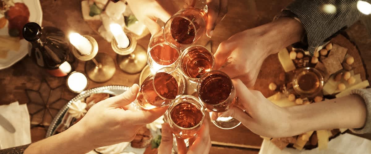 Nazdravljanje s kozarci vina ob svečah