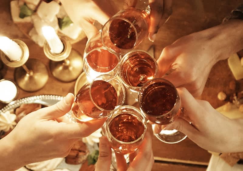 Nazdravljanje s kozarci šampanjca na praznični večerji