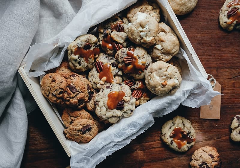 Piškoti s karamelo in orehi v leseni škatli na mizi