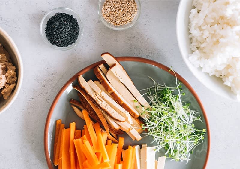 Sestavine za suši z rižem, korenjem, tofu in kalčki