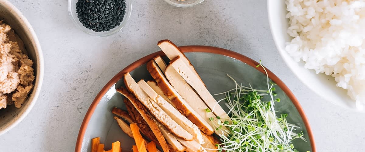 Sestavine za suši z rižem, korenjem, tofu in kalčki
