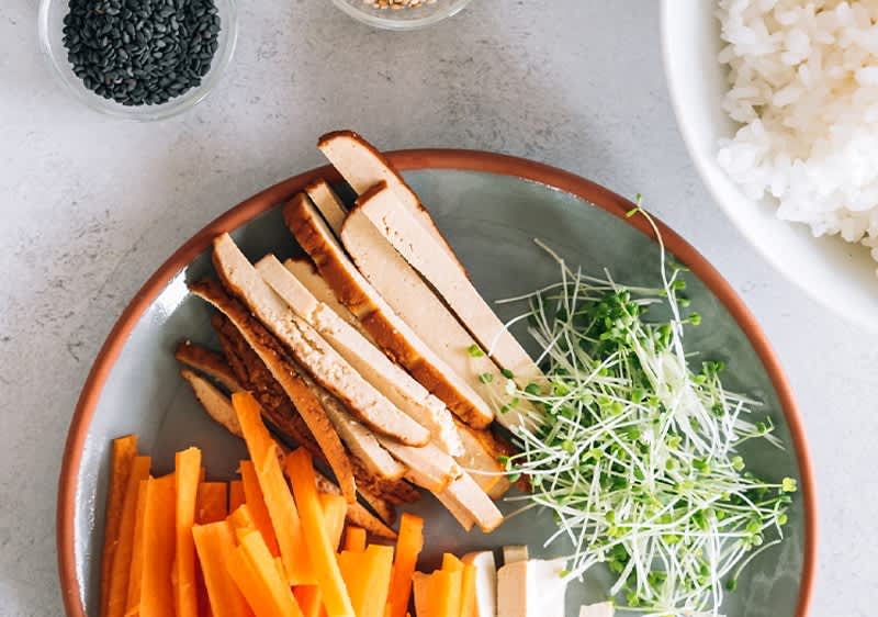  skleda z rižem, korenjem, tofu rezinami in kalčki