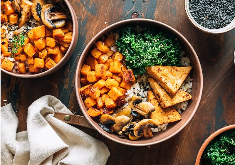 Veganska skleda s tofujem, pečeno bučo, gobami in ohrovtom
