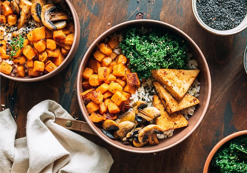 Veganska skleda s pečeno bučo, tofujem, gobami in ohrovtom