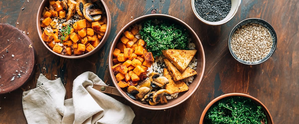 Veganska skleda s pečeno bučo, tofujem, gobami in ohrovtom