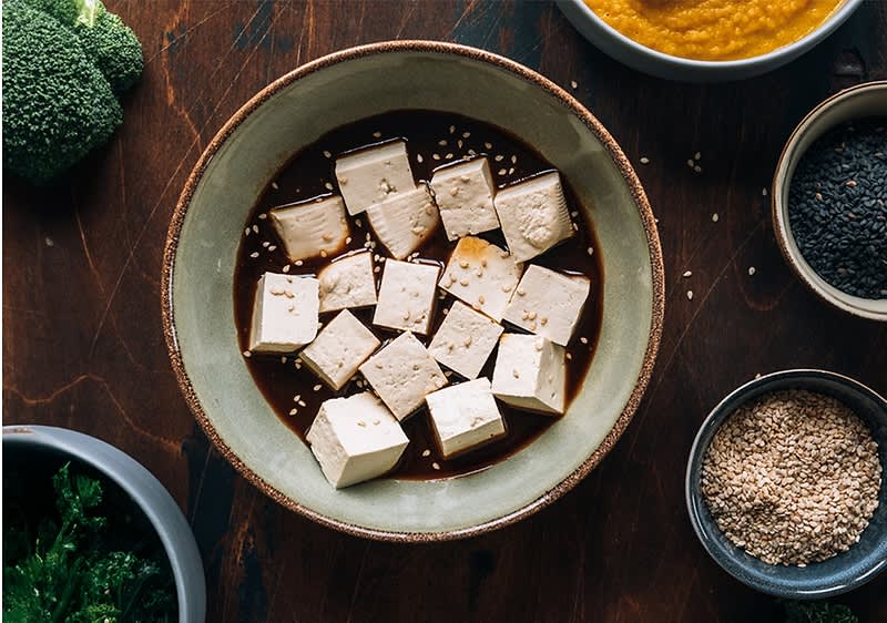 Tofu kocke v sojini omaki z brokolijem in sezamom
