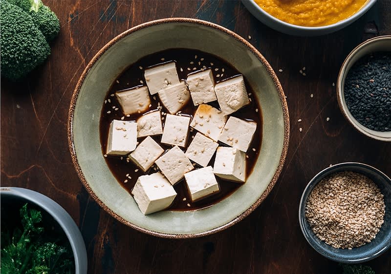 Tofu kocke v sojini omaki s sezamom na leseni mizi