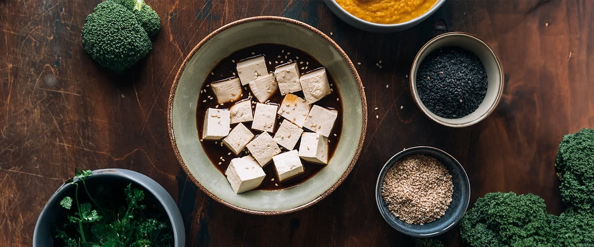 Tofu kocke v sojini omaki s sezamom na leseni mizi