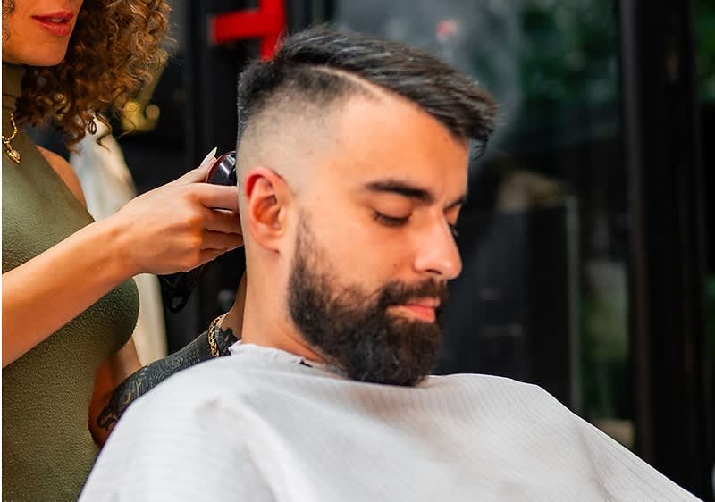 Moški s sodobno pričesko